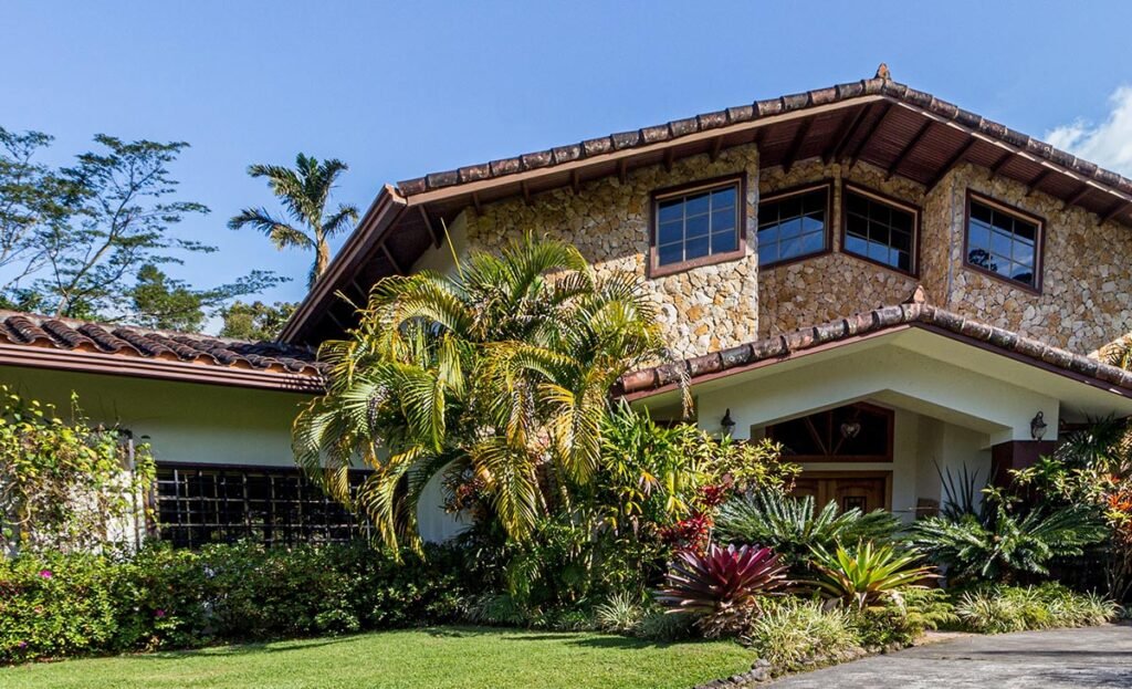 Casa de piedra con palmeras