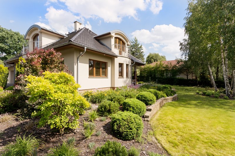 fachada casa blanca vista jardin