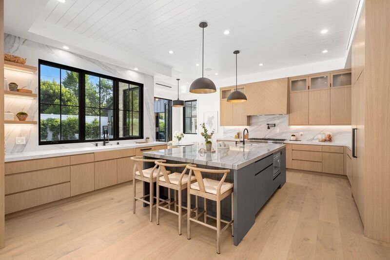 Cocina moderna remodelada con isla de granito