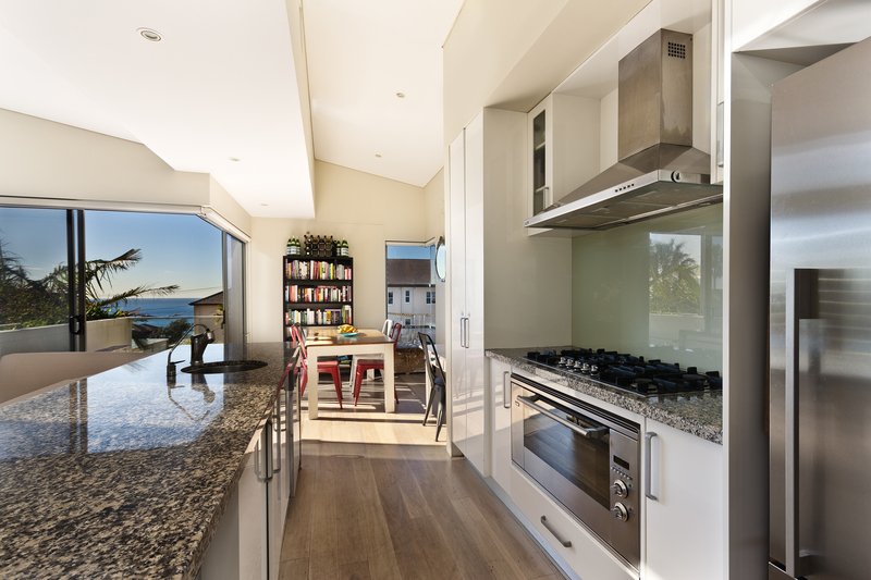 cocina sencilla con barra de granito